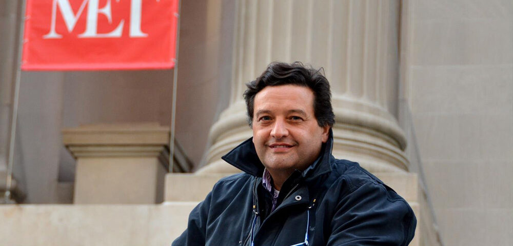 Retrato del artista Miguel De Lanu sentado en las escaleras de The Metropolitan Museum of Art (MET) en Nueva York.