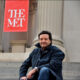 Retrato del artista Miguel De Lanu sentado en las escaleras de The Metropolitan Museum of Art (MET) en Nueva York.