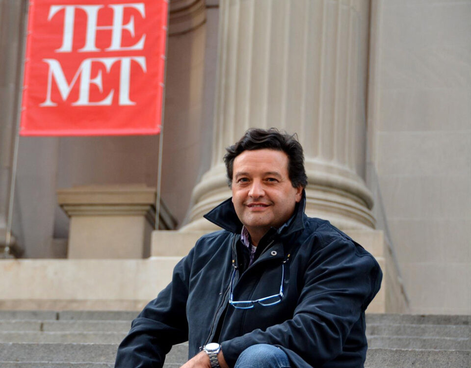 Retrato del artista Miguel De Lanu sentado en las escaleras de The Metropolitan Museum of Art (MET) en Nueva York.