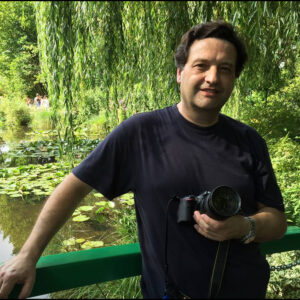 El artista Miguel De Lanu con cámara en mano en los Jardines de Claude Monet en Giverny, Francia, el sitio de inspiración de los Nenúfares.