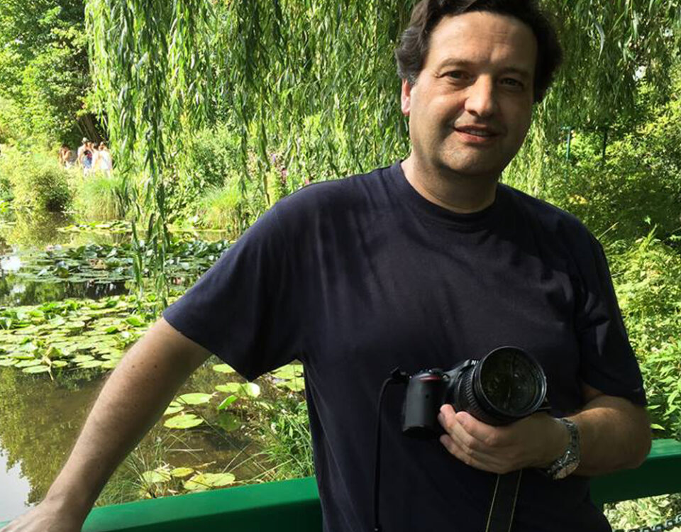 El artista Miguel De Lanu con cámara en mano en los Jardines de Claude Monet en Giverny, Francia, el sitio de inspiración de los Nenúfares.