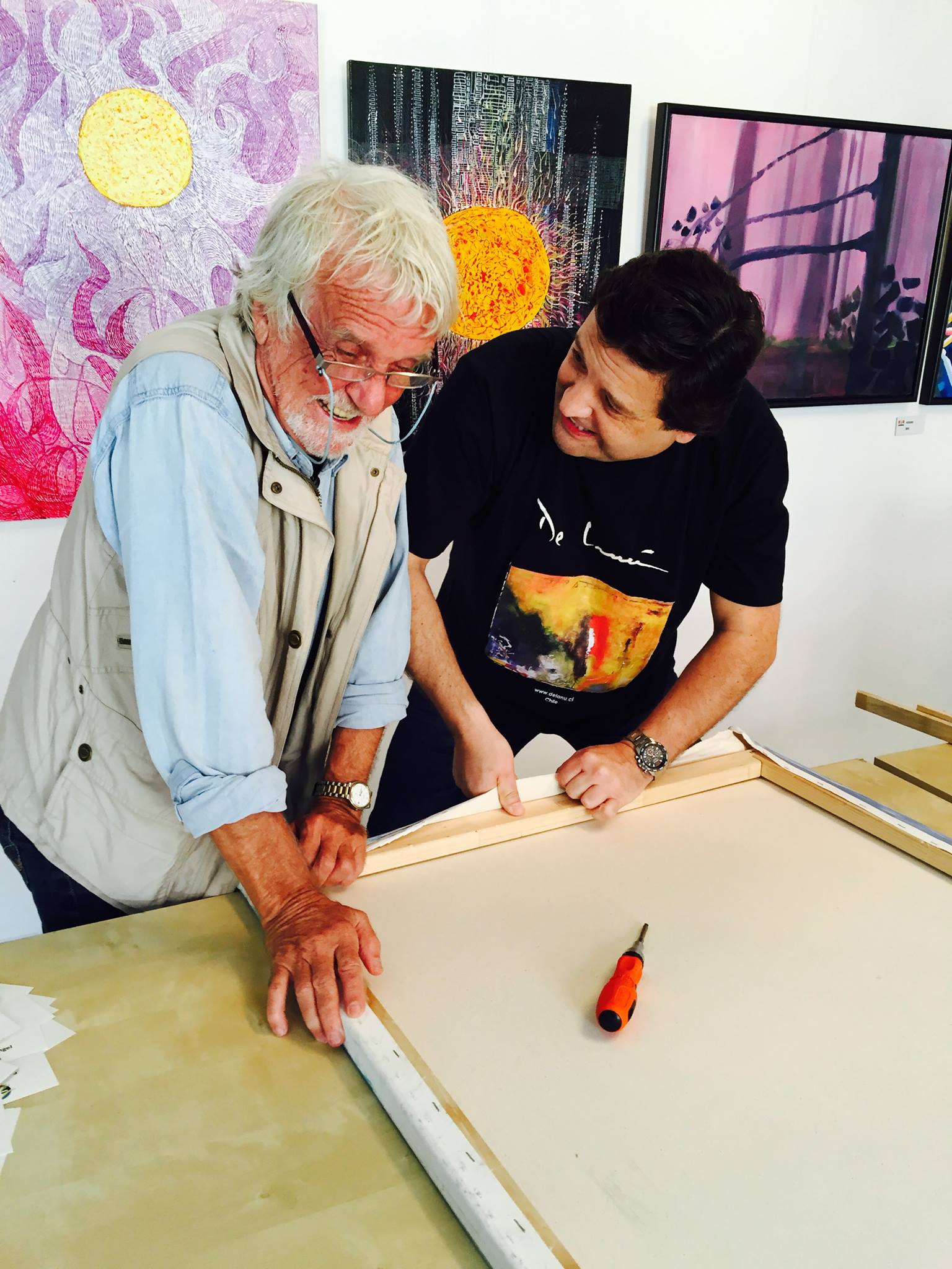 Miguel de Lanú artista chileno junto al pintor Peter Weisz trabajando en el montaje de una obra.