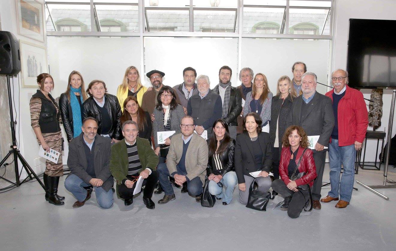 Miguel de Lanú artista chileno junto a un grupo de pintores y colegas en una exposición colectiva.
