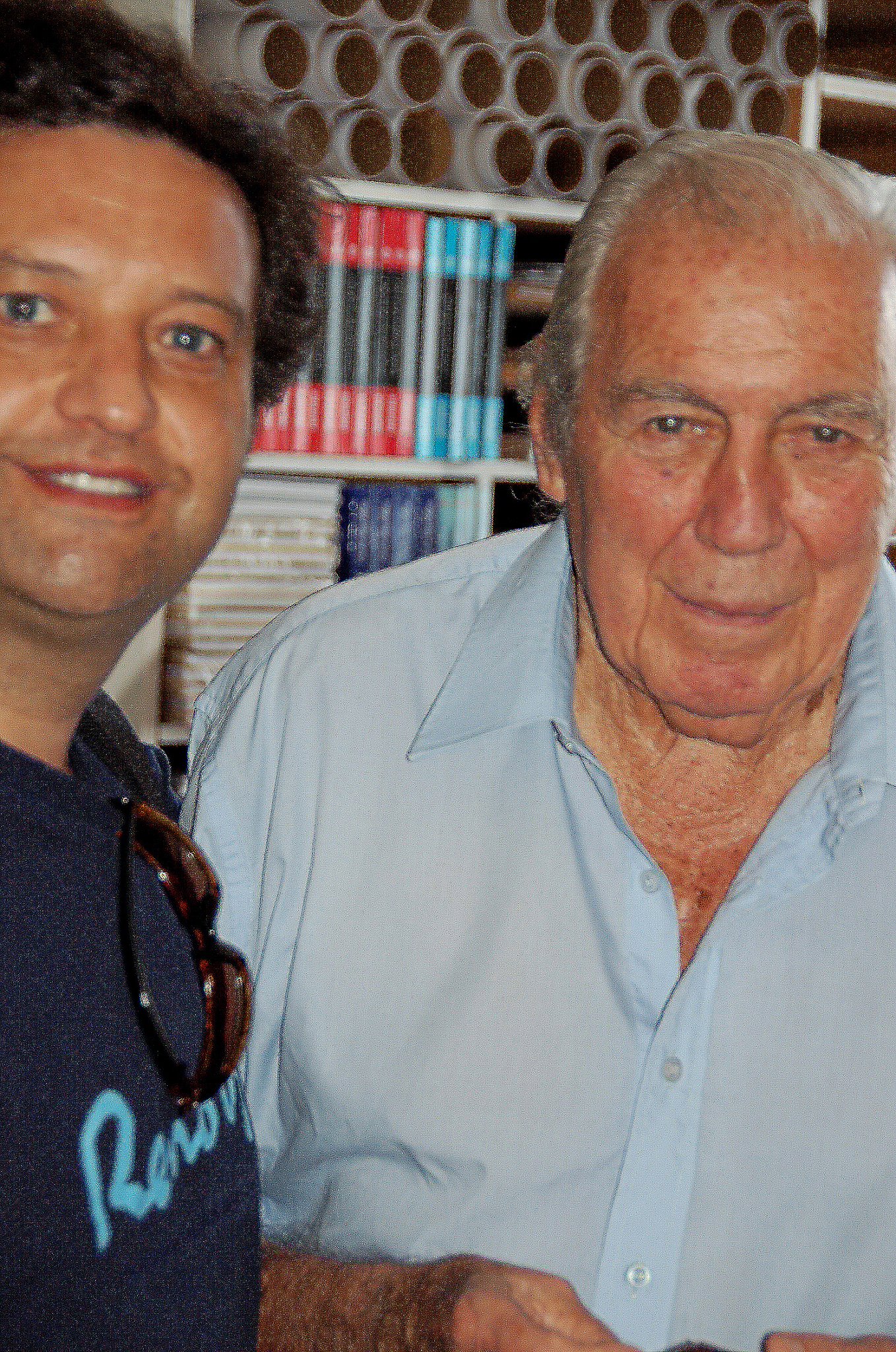 El artista Miguel De Lanu junto al legendario pintor uruguayo Carlos Páez Vilaró en un encuentro artístico.