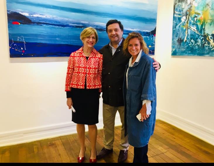 El artista chileno Miguel de Lanú junto a Evelyn Matthei y K. Salónsny durante una exposición de arte en Santiago.