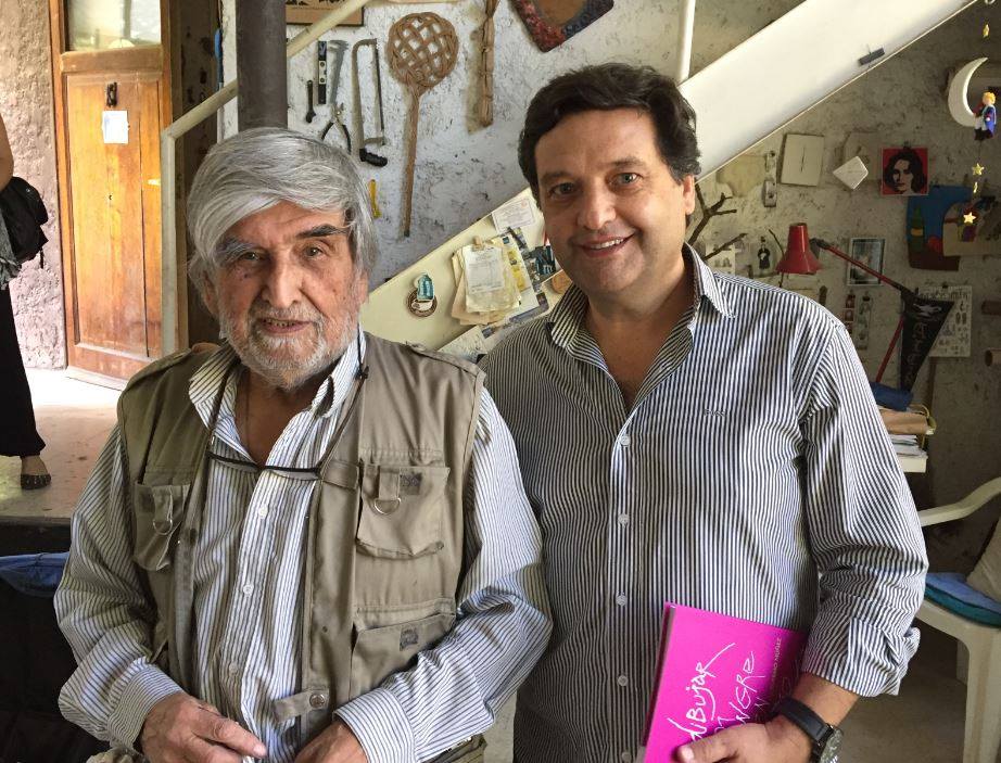 El artista chileno Miguel de Lanú junto al pintor Guillermo Núñez en su taller, compartiendo un momento de conversación y arte.