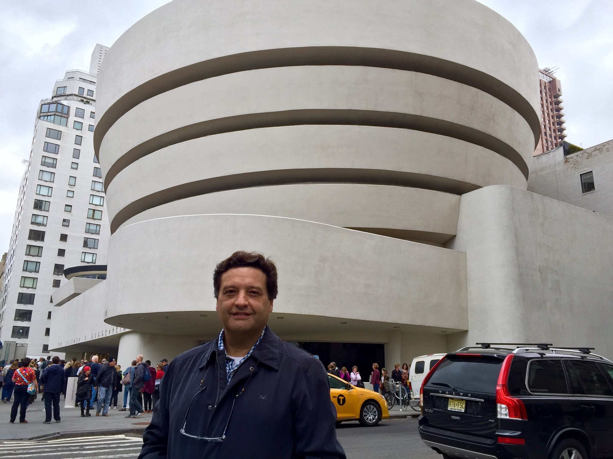 Miguel De Lanú, artista visual chileno, frente al Museo Solomon R. Guggenheim en Nueva York`