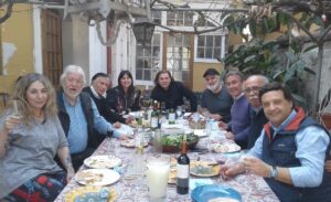 Miguel De Lanú compartiendo con otros amigos pintores chilenos en una reunión social en Santiago.