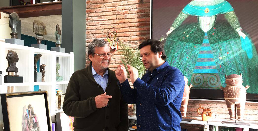 Miguel De Lanú, pintor chileno, junto al artista Cienfuegos, con una de sus obras de arte en su estudio o galería.