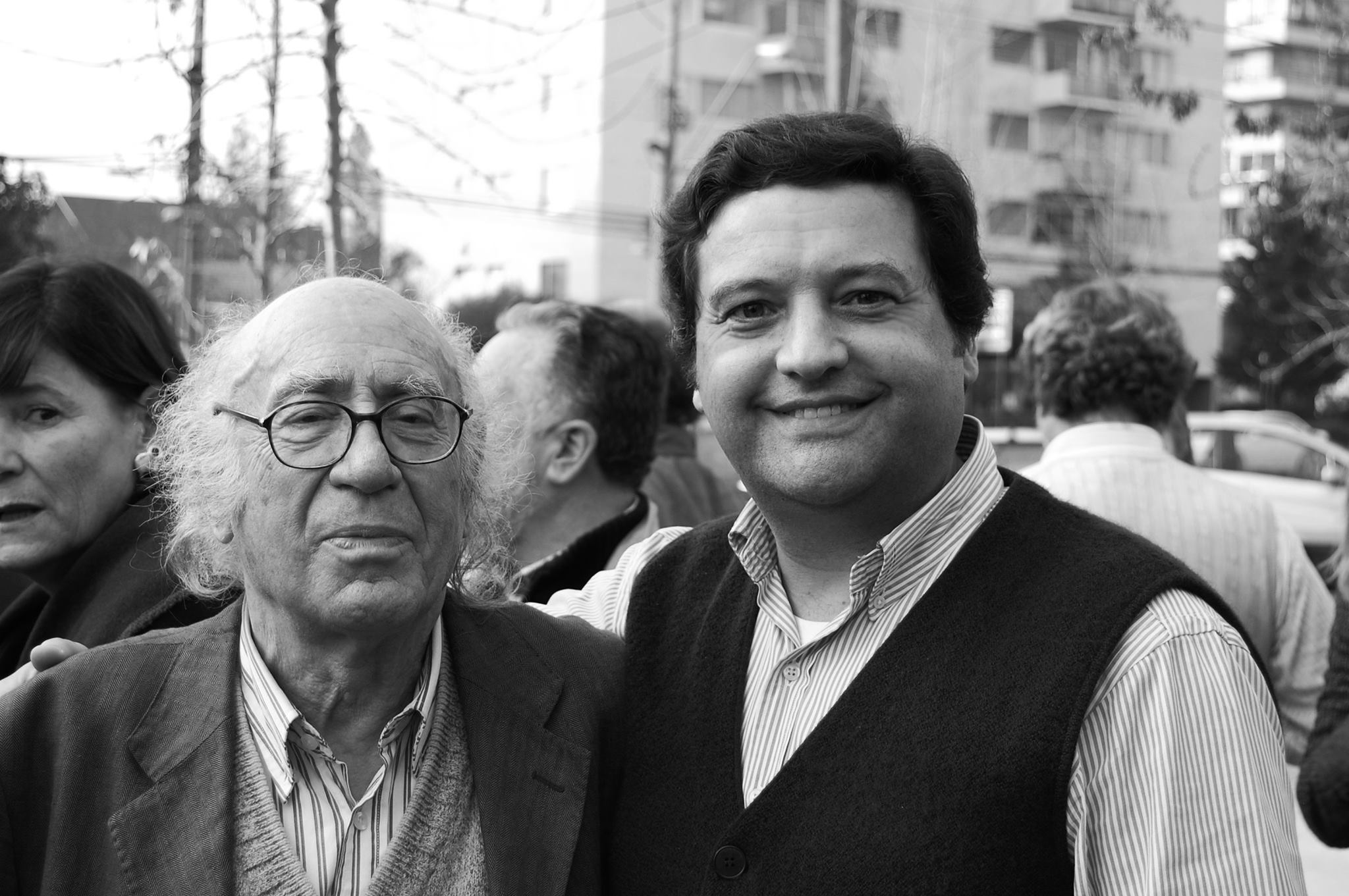 Retrato en blanco y negro del pintor chileno Miguel De Lanú junto al reconocido pintor chileno, José Balmes