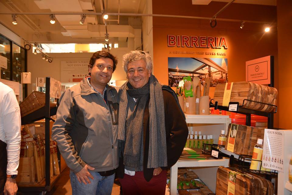 El artista chileno Miguel De Lanú (izquierda) junto al reconocido pintor y colega, Sammy Benmayor, en una tienda o galería de arte en Nueva York (NY).